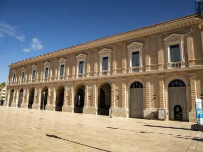 Dando le spalle al teatro superiamo il giardino della piccola piazza IV Novembre, crocevia tra Corso Cavour, il lungomare Imperatore Augusto e l�attigua piazza del Ferrarese. Quest�ultima, introdotta da edifici storici come l�ex Mercato del Pesce...
